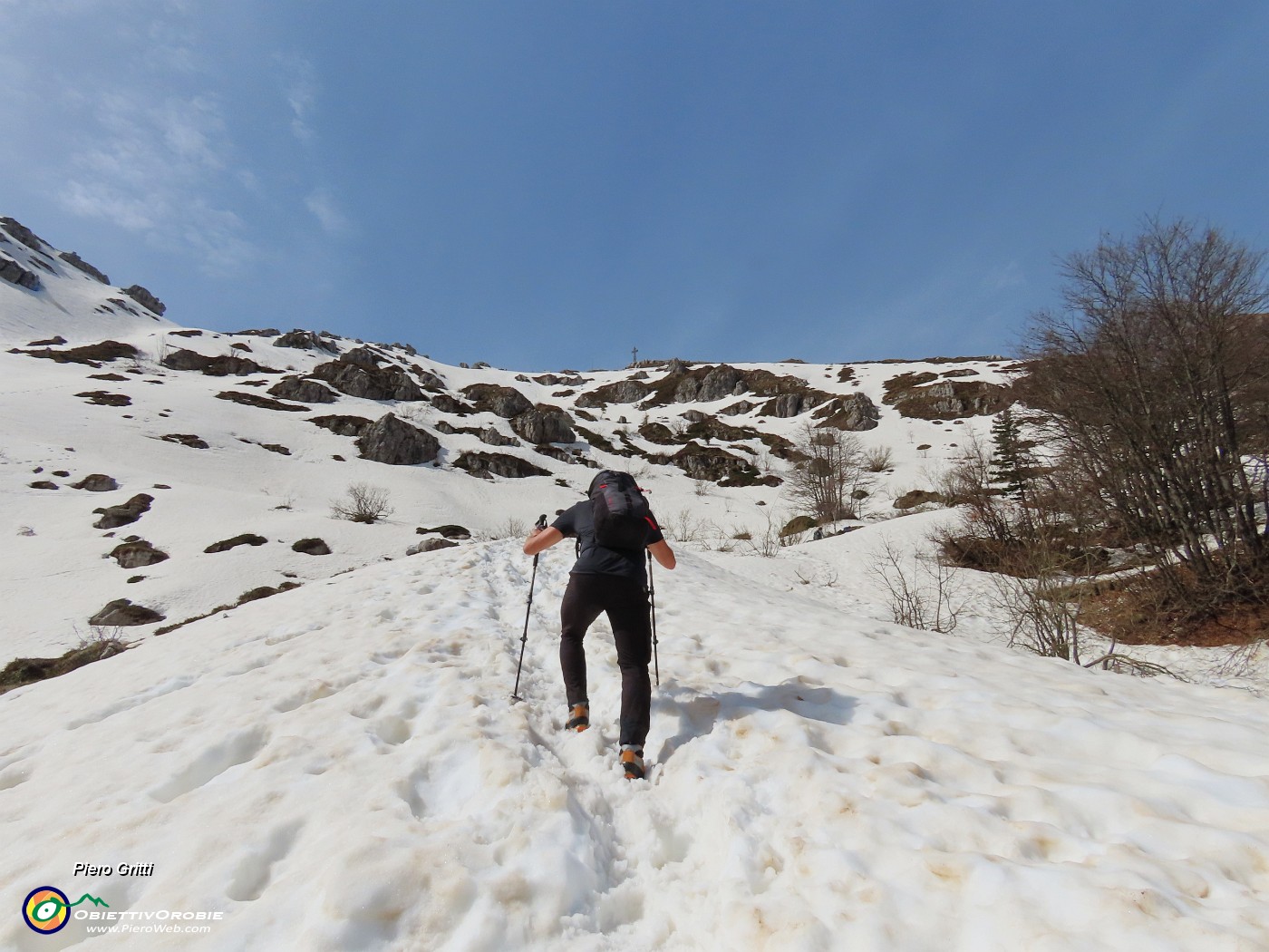 21 Si cammina nella neve , seguendo tracce precedenti, calziamo i ramponcini.JPG